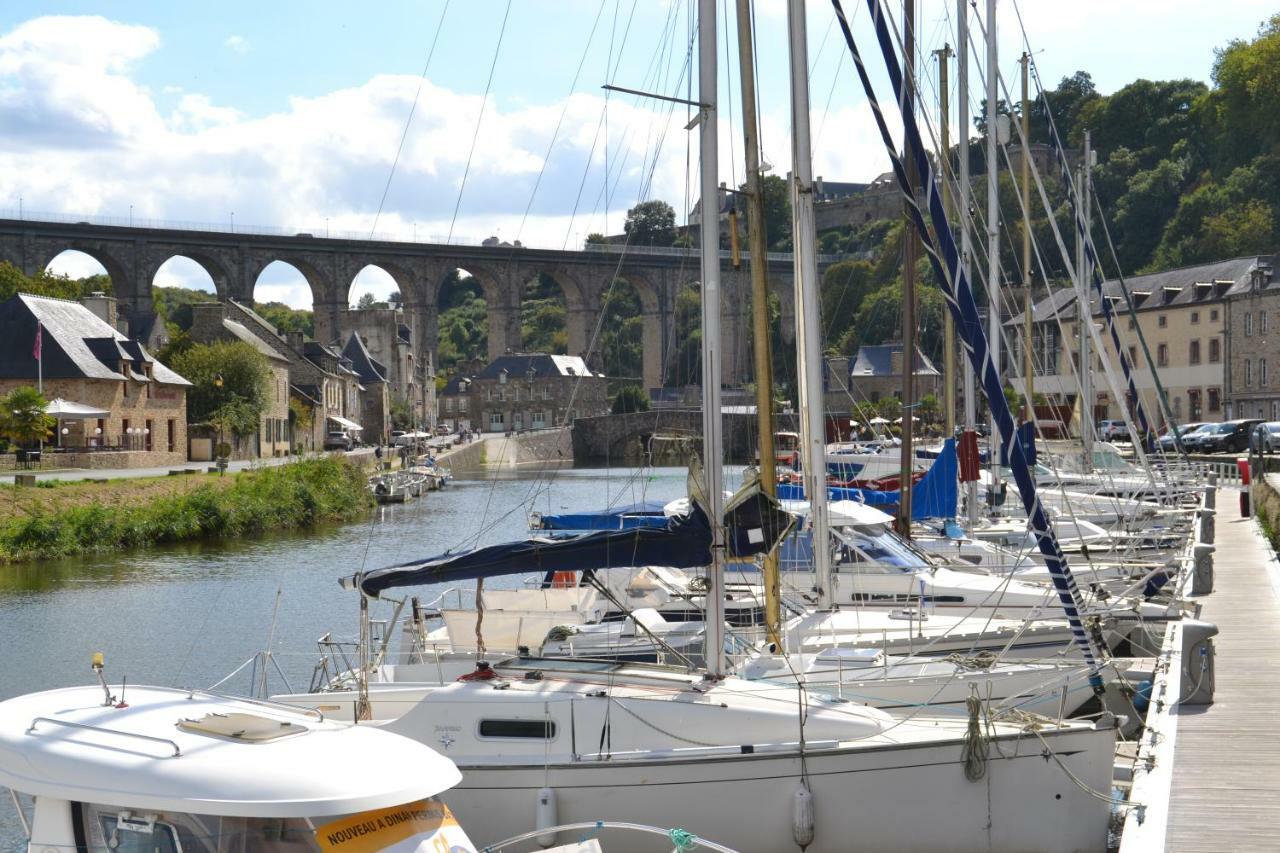 Vue Sur Le Port De *